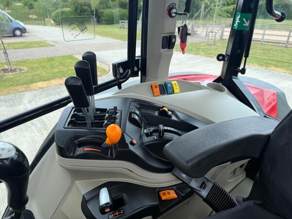 Massey Ferguson 5711 M Dyna 4 - Image 2